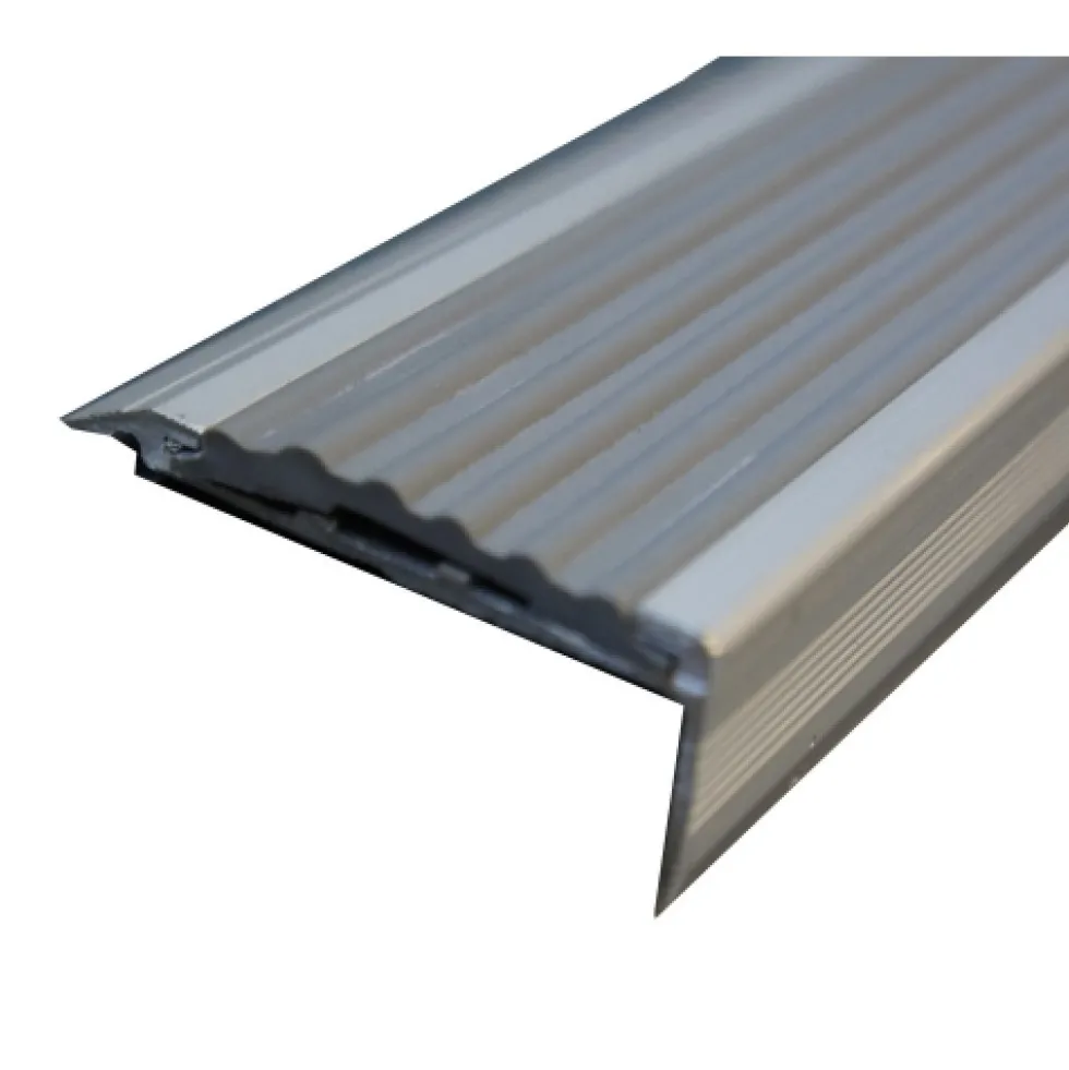 10 nez de marche antidérapants en aluminium avec recouvrement PVC gris VISO