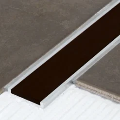 Nez de marche plat à visser avec bande ISBA noire FA30 - largeur 38 mm DINAC