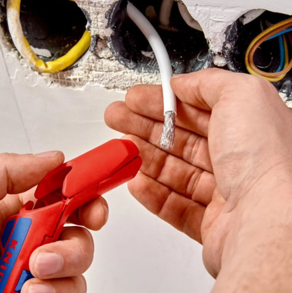 Outil à dégainer et à dénuder ERGOSTRIP® - Gaucher KNIPEX